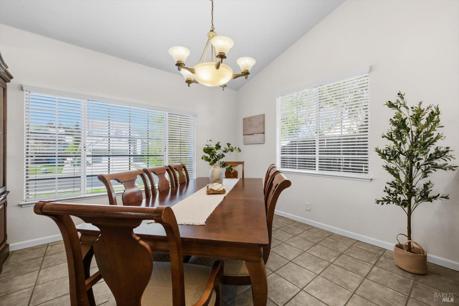 Detail Gallery Image 12 of 87 For 207 Laurelwood Way, Vacaville,  CA 95687 - 3 Beds | 2 Baths