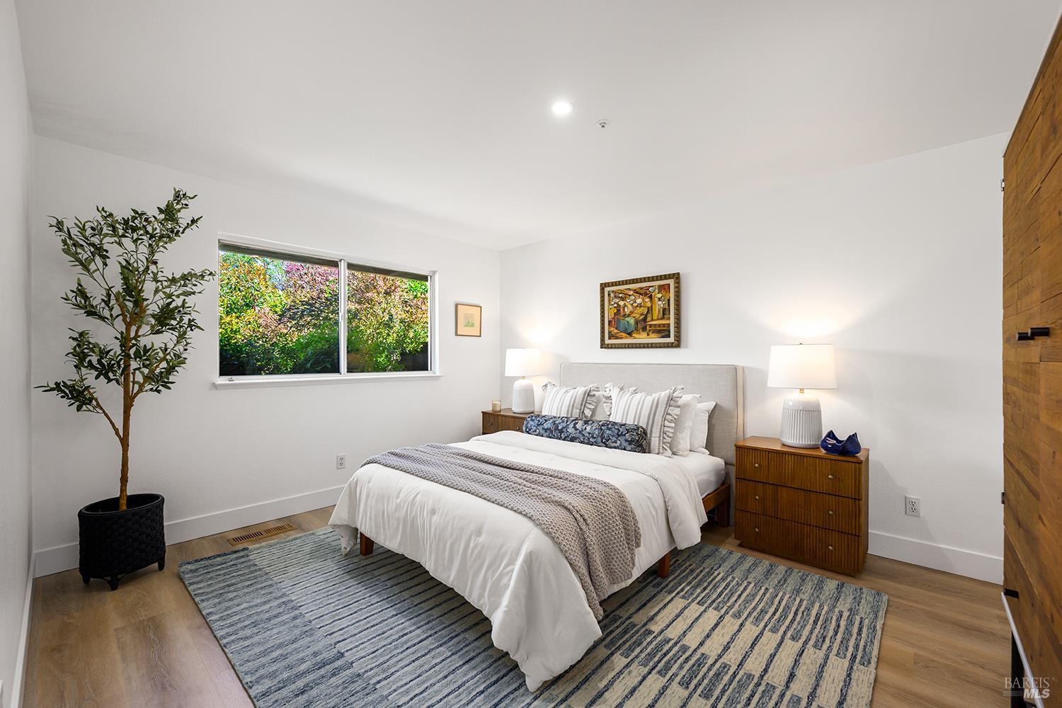 Detail Gallery Image 15 of 51 For 435 University St, Healdsburg,  CA 95448 - 4 Beds | 4 Baths