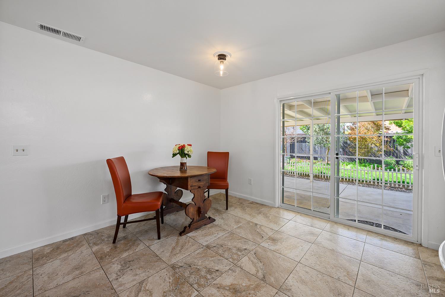 Detail Gallery Image 9 of 28 For 1335 Lupine Rd, Healdsburg,  CA 95448 - 2 Beds | 2 Baths