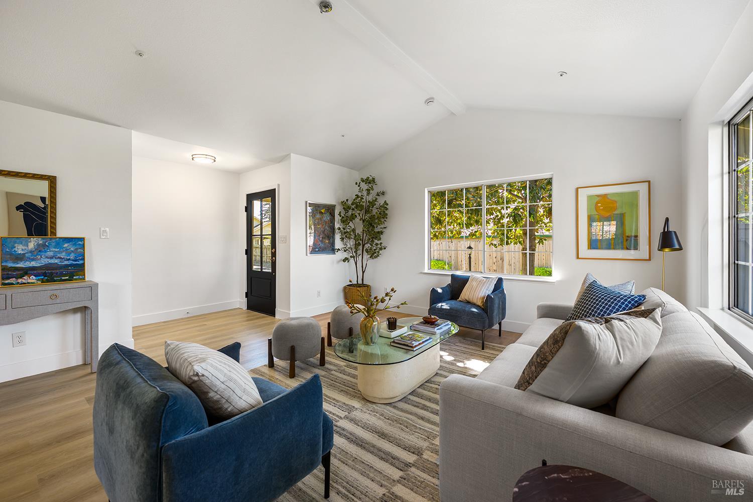 Detail Gallery Image 5 of 51 For 435 University St, Healdsburg,  CA 95448 - 4 Beds | 4 Baths