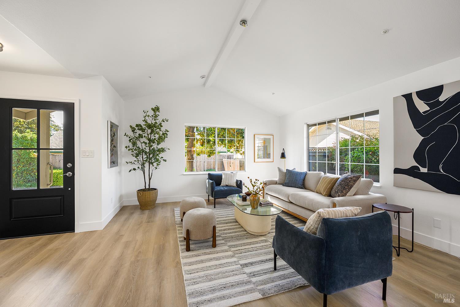 Detail Gallery Image 6 of 51 For 435 University St, Healdsburg,  CA 95448 - 4 Beds | 4 Baths