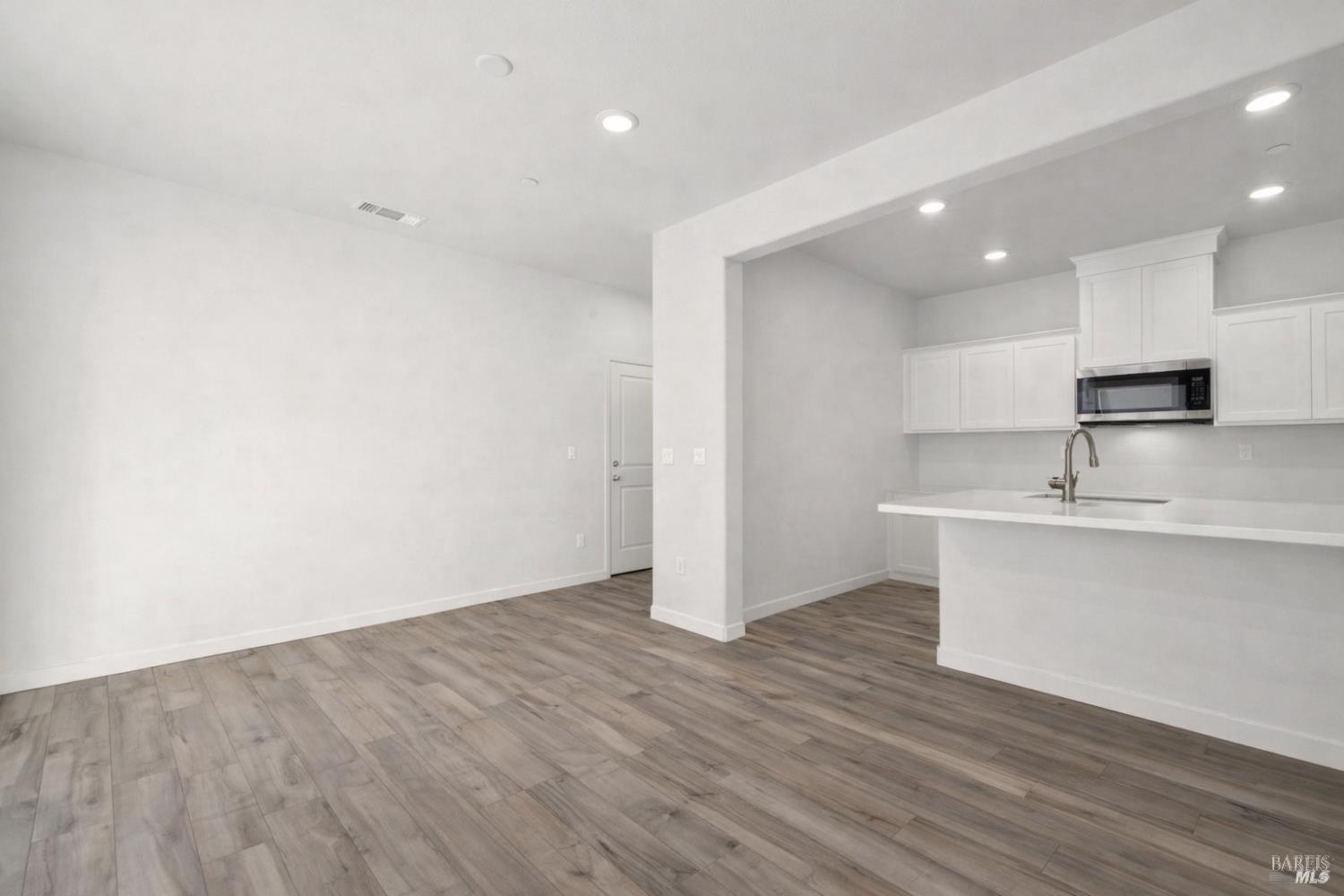 Detail Gallery Image 3 of 27 For 122 Flounder St, Suisun City,  CA 94585 - 3 Beds | 2/1 Baths