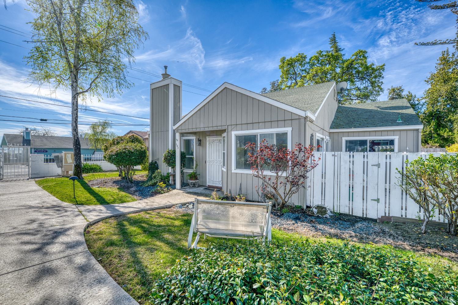 Detail Gallery Image 2 of 48 For 101 Marina Dr, Lakeport,  CA 95453 - 2 Beds | 1/1 Baths