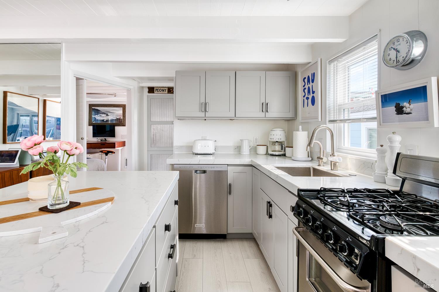 Detail Gallery Image 4 of 34 For 17 East Pier Unkn, Sausalito,  CA 94965 - 2 Beds | 1 Baths