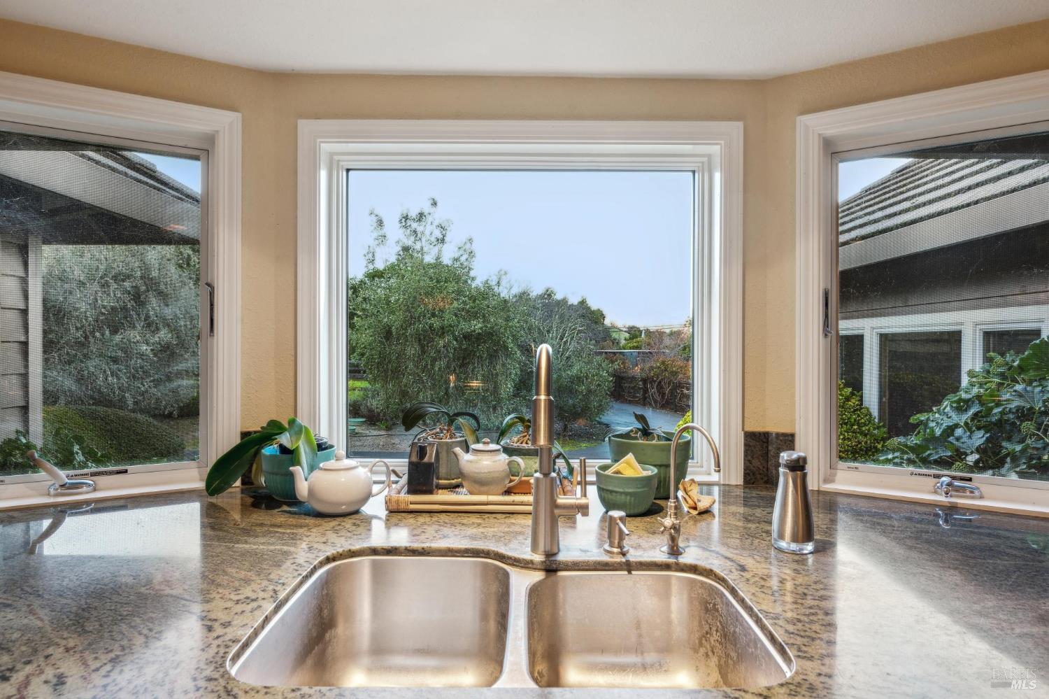 Detail Gallery Image 11 of 28 For 2220 Grove St, Sonoma,  CA 95476 - 3 Beds | 2/1 Baths