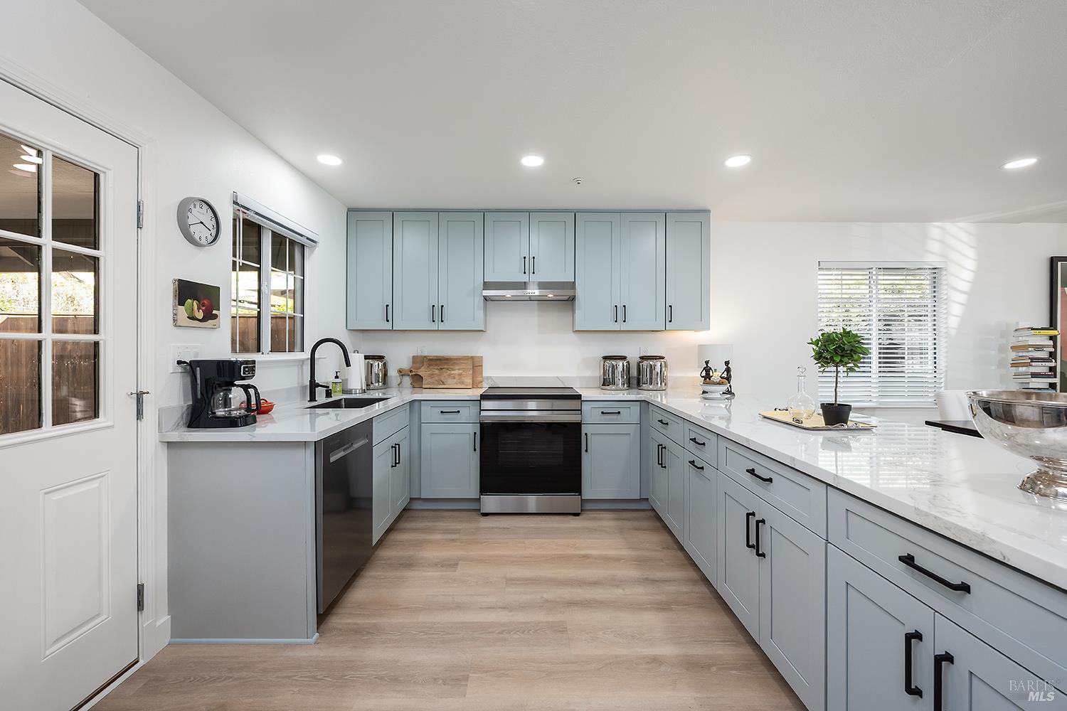 Detail Gallery Image 28 of 51 For 435 University St, Healdsburg,  CA 95448 - 4 Beds | 4 Baths