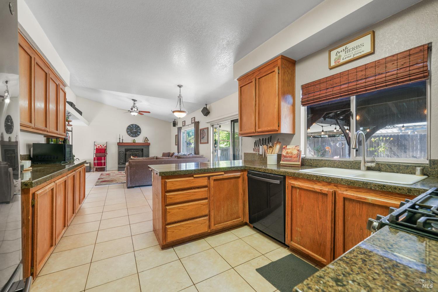 Detail Gallery Image 13 of 39 For 384 Dublin Way, Vacaville,  CA 95688 - 3 Beds | 2/1 Baths