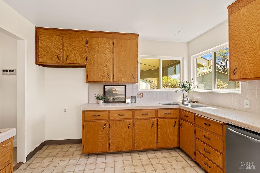 Detail Gallery Image 9 of 35 For 878 Pauline Ct, Santa Rosa,  CA 95401 - 3 Beds | 2 Baths