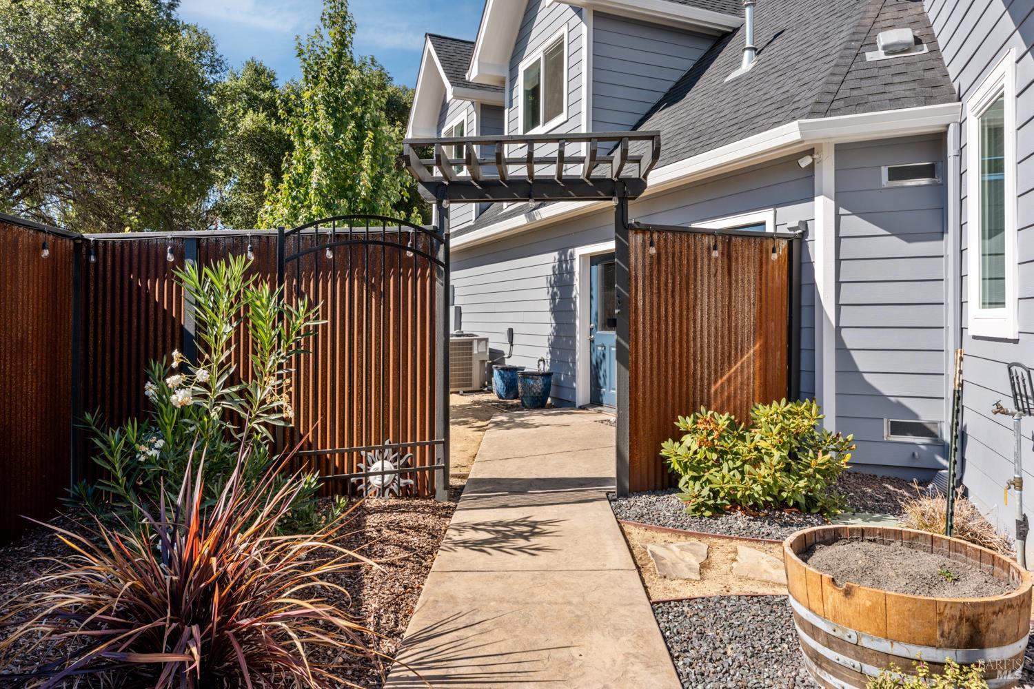 Detail Gallery Image 38 of 52 For 4561 Lake Ridge Rd, Ukiah,  CA 95482 - 4 Beds | 2/1 Baths