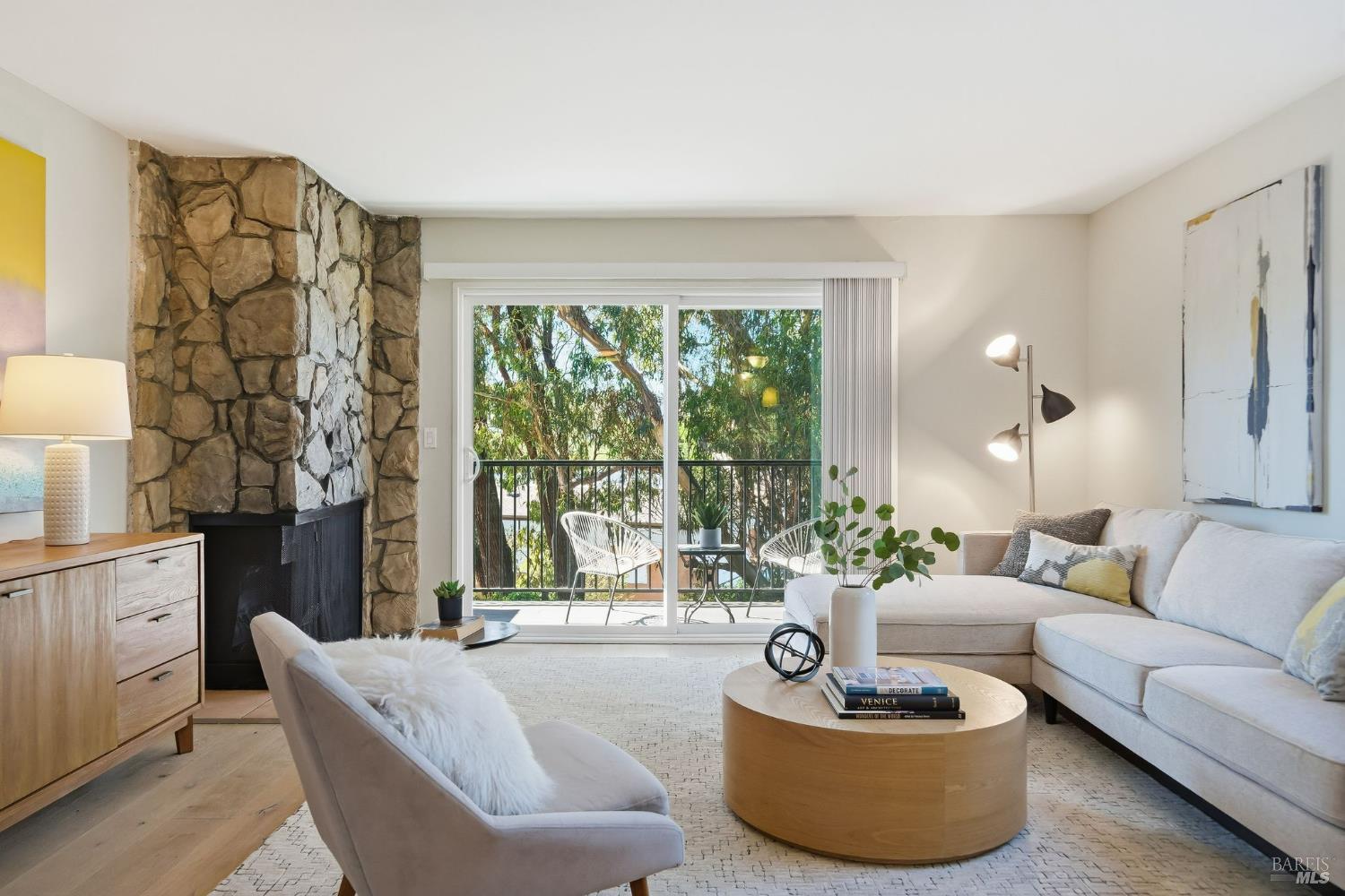 Detail Gallery Image 3 of 35 For 10 Professional Center Pkwy #1,  San Rafael,  CA 94903 - 2 Beds | 1/1 Baths