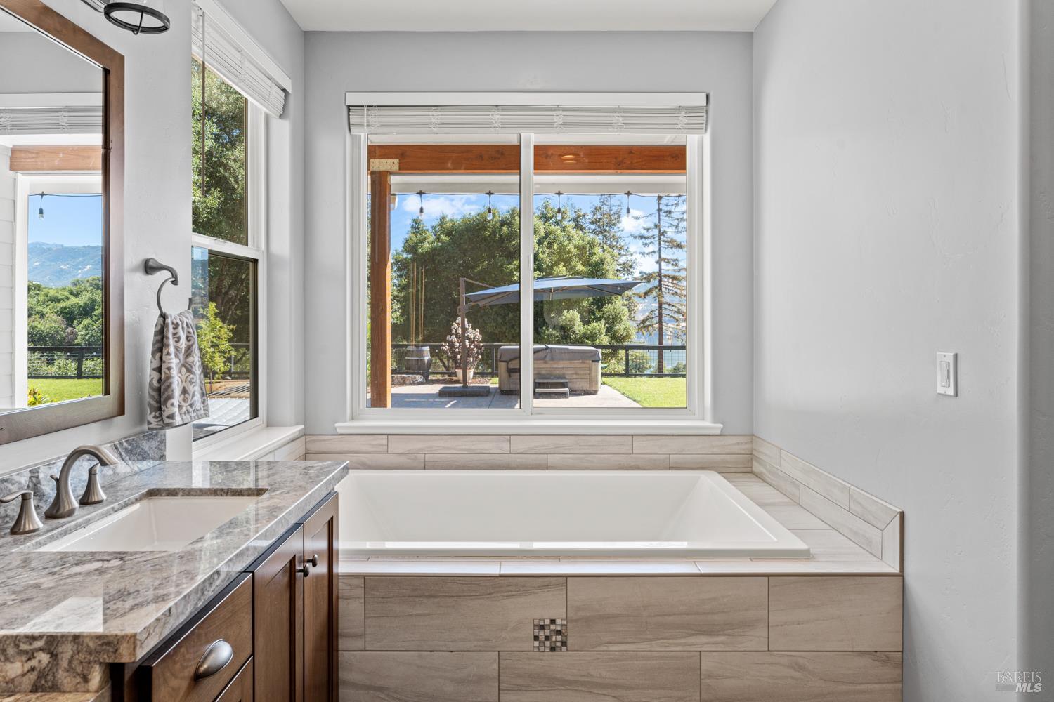 Detail Gallery Image 20 of 52 For 4561 Lake Ridge Rd, Ukiah,  CA 95482 - 4 Beds | 2/1 Baths