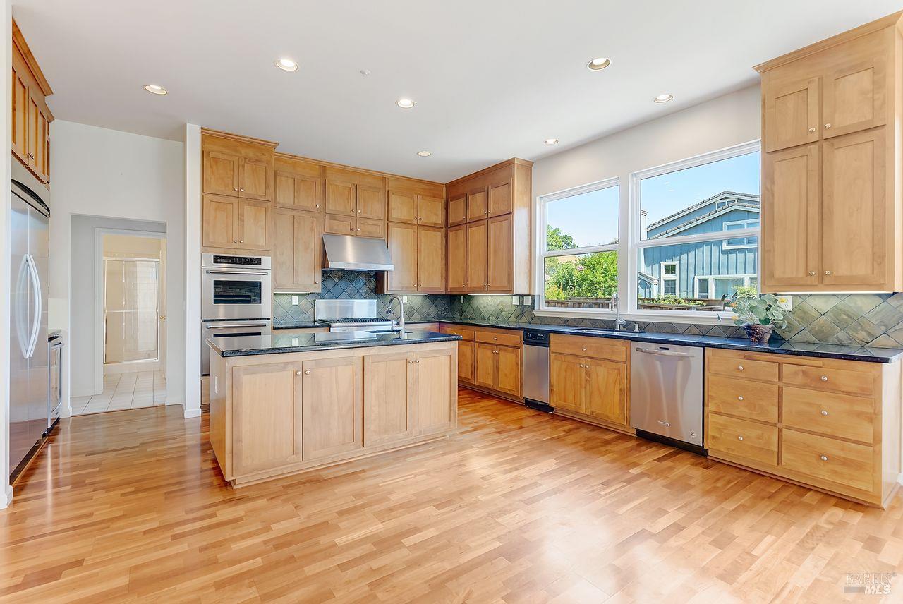 Detail Gallery Image 6 of 35 For 205 Saddle Wood Dr, Novato,  CA 94945 - 4 Beds | 3/1 Baths