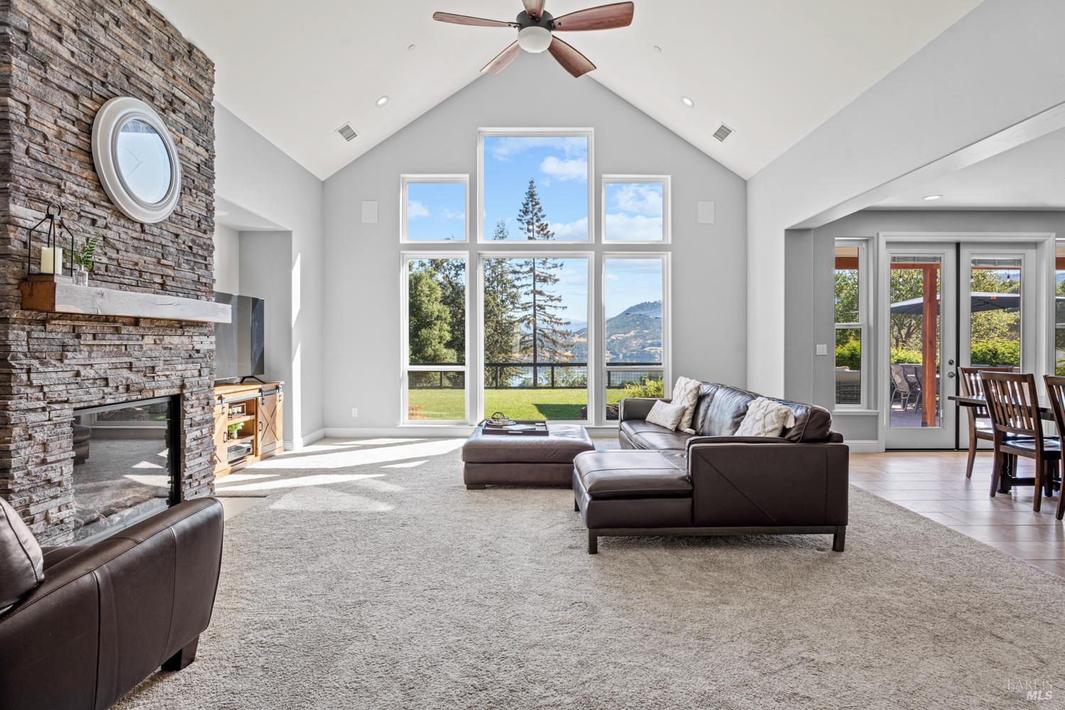 Detail Gallery Image 4 of 52 For 4561 Lake Ridge Rd, Ukiah,  CA 95482 - 4 Beds | 2/1 Baths