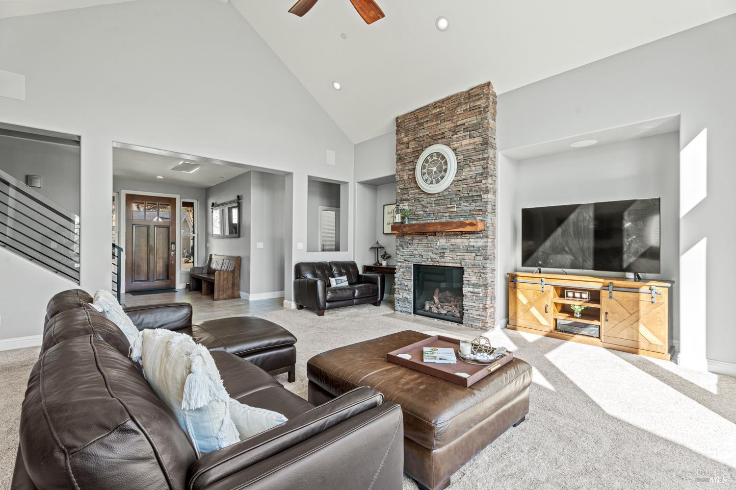 Detail Gallery Image 10 of 52 For 4561 Lake Ridge Rd, Ukiah,  CA 95482 - 4 Beds | 2/1 Baths