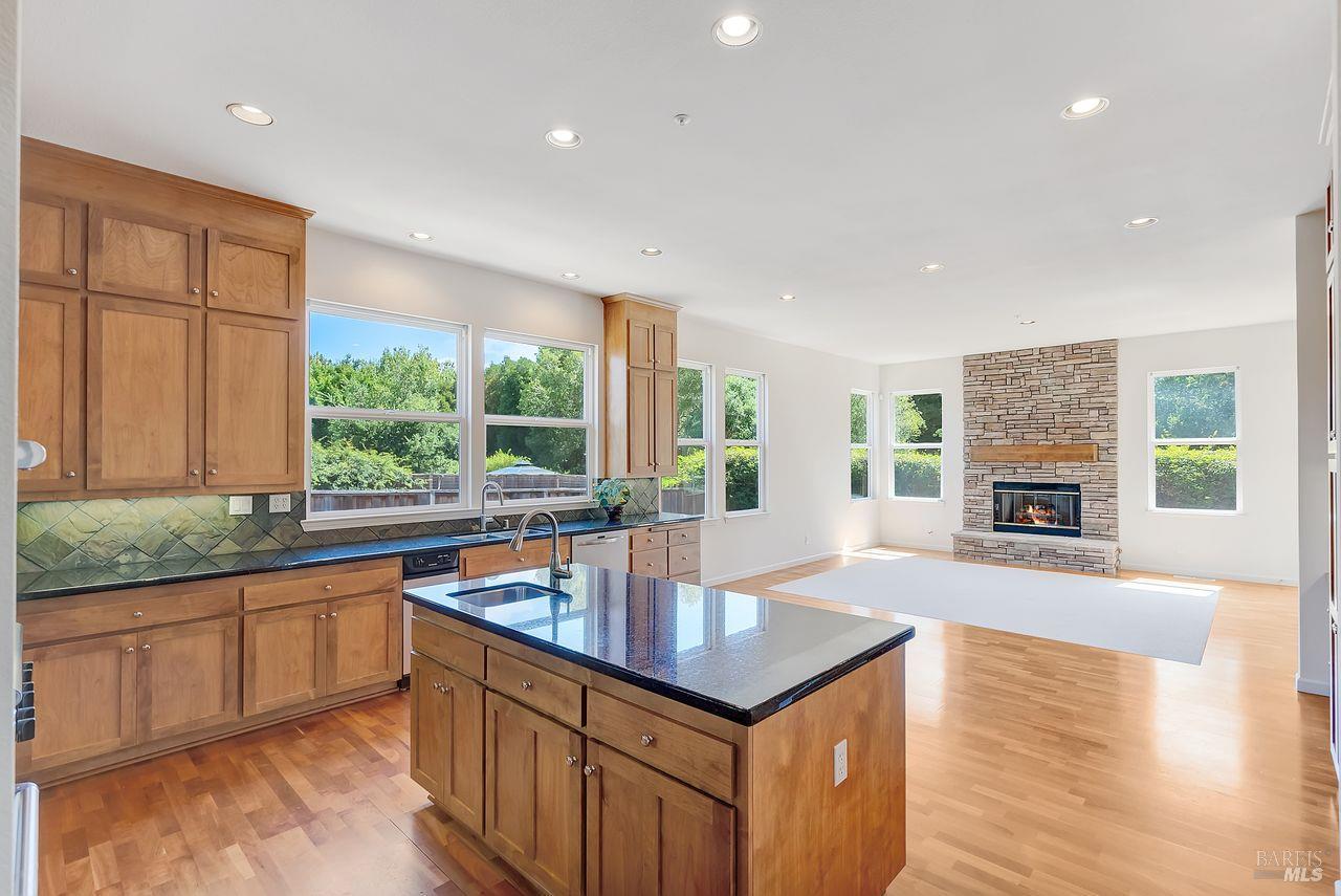 Detail Gallery Image 8 of 35 For 205 Saddle Wood Dr, Novato,  CA 94945 - 4 Beds | 3/1 Baths