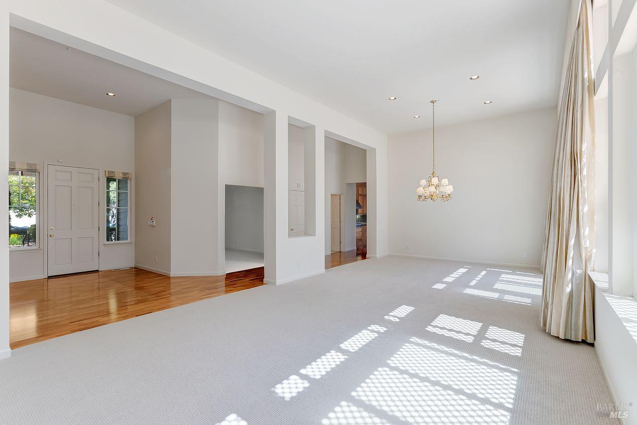 Detail Gallery Image 11 of 35 For 205 Saddle Wood Dr, Novato,  CA 94945 - 4 Beds | 3/1 Baths