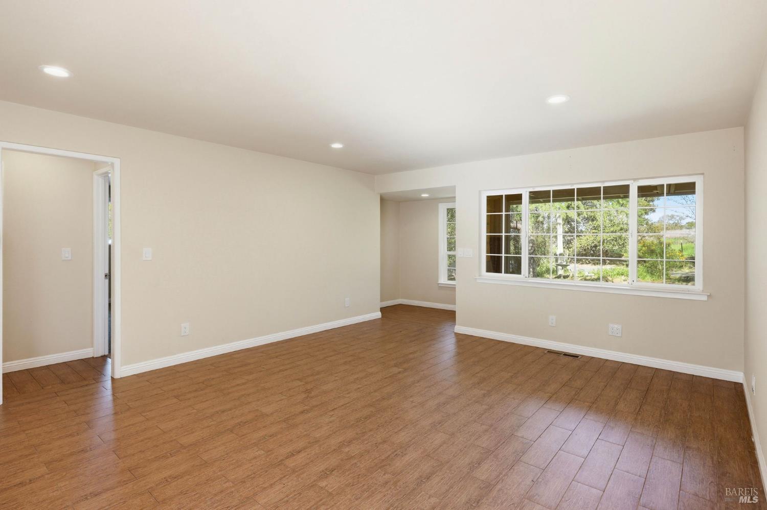 Detail Gallery Image 8 of 95 For 4305 Petaluma Hill Rd, Santa Rosa,  CA 95404 - 3 Beds | 2 Baths