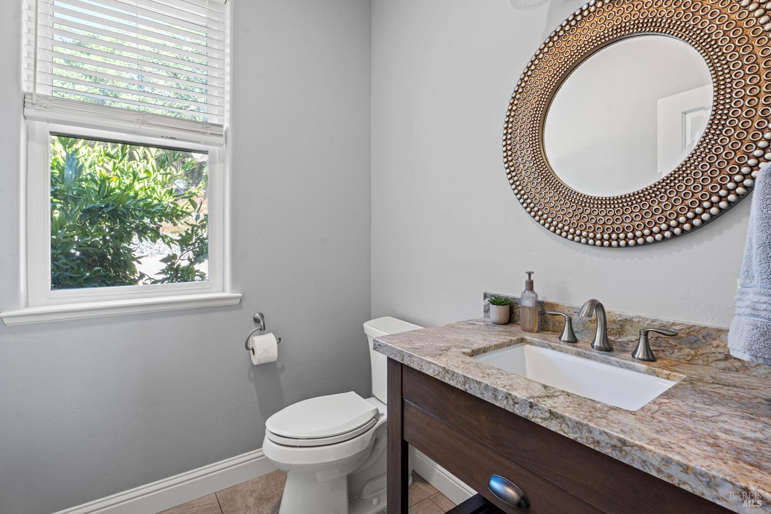 Detail Gallery Image 26 of 52 For 4561 Lake Ridge Rd, Ukiah,  CA 95482 - 4 Beds | 2/1 Baths