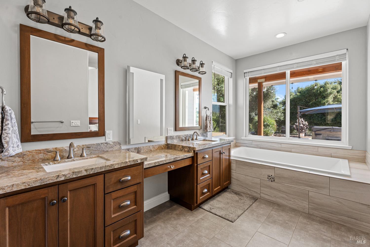 Detail Gallery Image 19 of 52 For 4561 Lake Ridge Rd, Ukiah,  CA 95482 - 4 Beds | 2/1 Baths