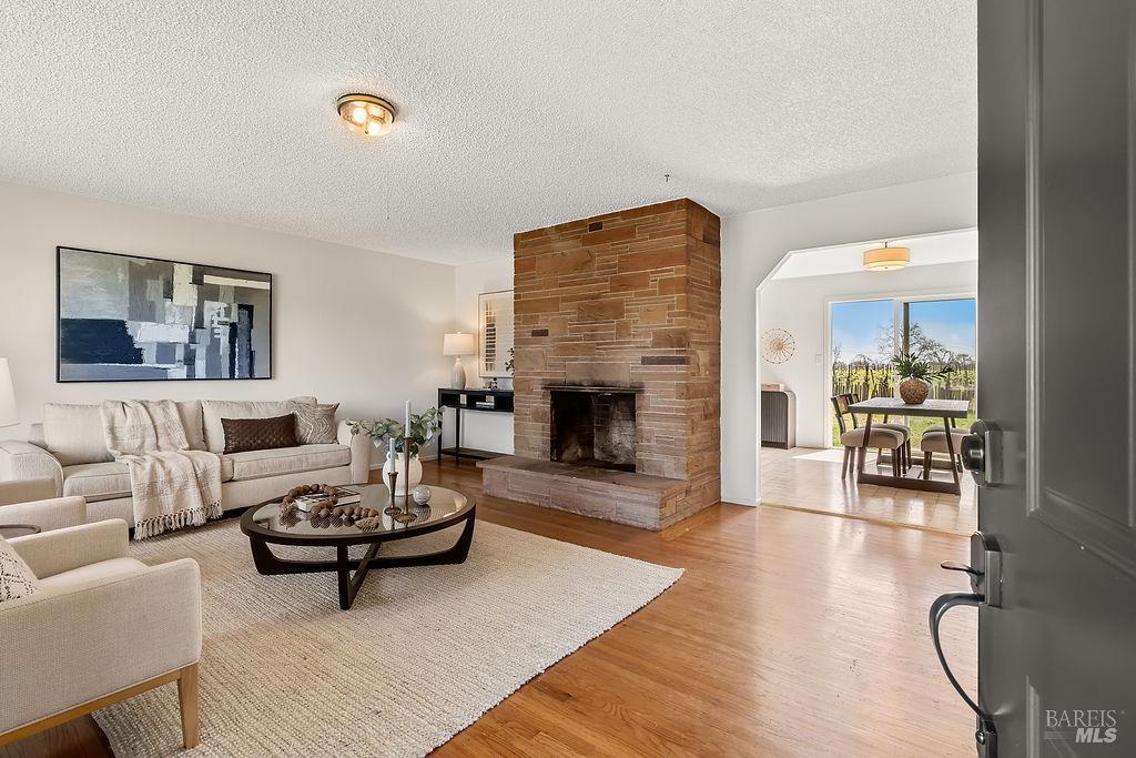 Detail Gallery Image 3 of 35 For 878 Pauline Ct, Santa Rosa,  CA 95401 - 3 Beds | 2 Baths