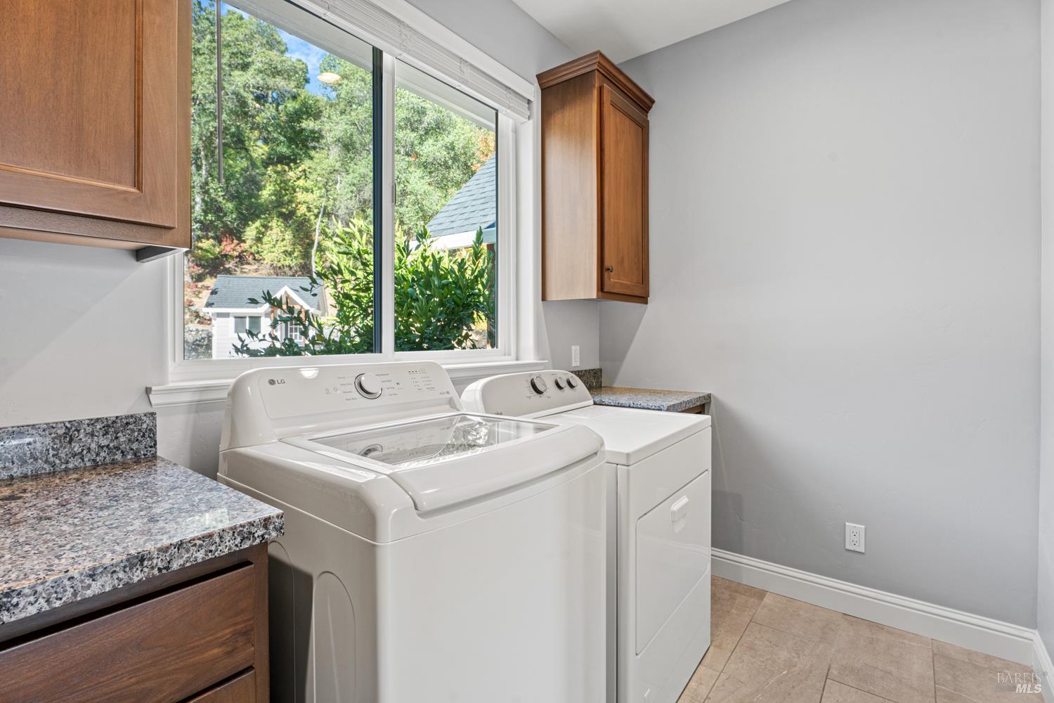 Detail Gallery Image 27 of 52 For 4561 Lake Ridge Rd, Ukiah,  CA 95482 - 4 Beds | 2/1 Baths