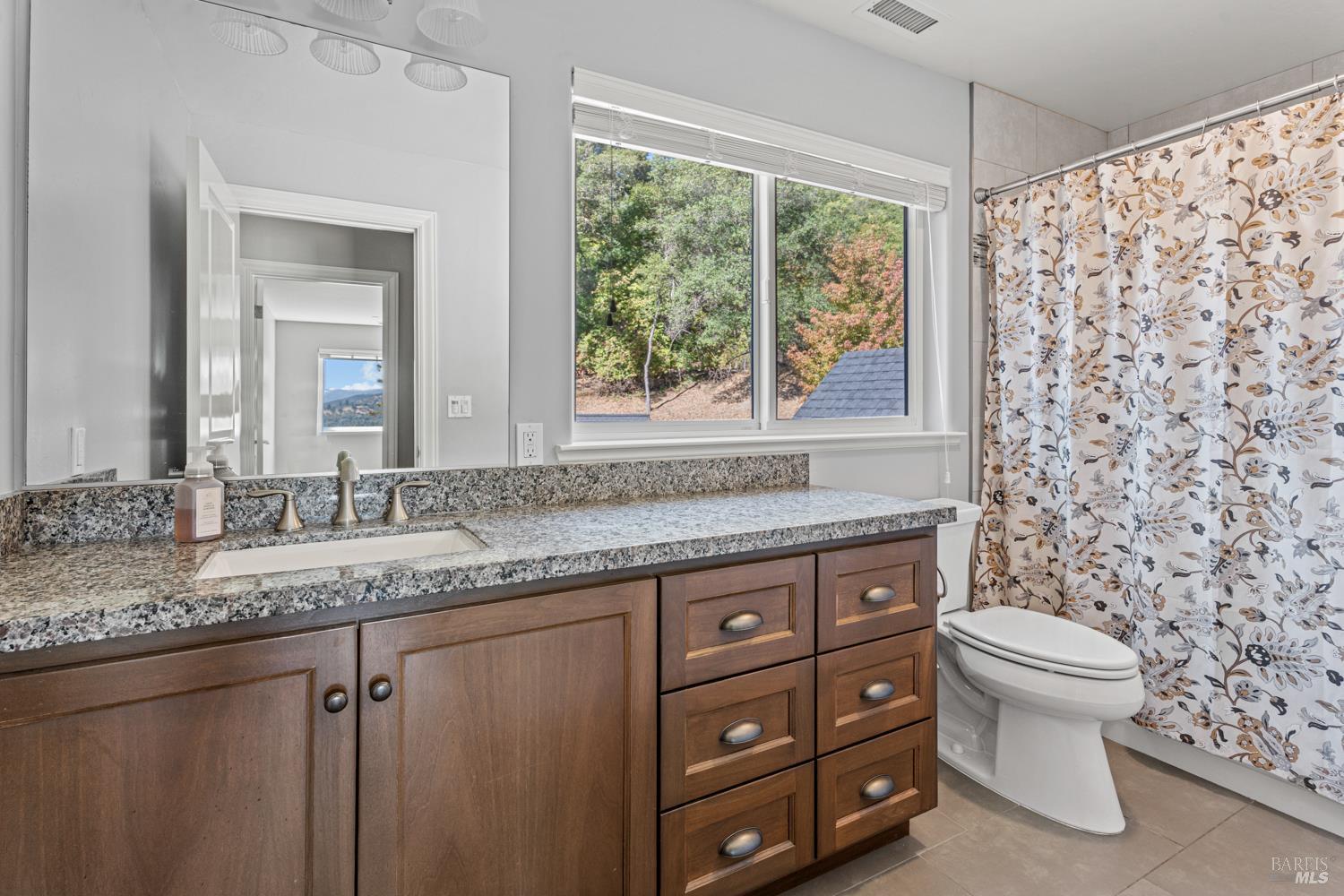 Detail Gallery Image 30 of 52 For 4561 Lake Ridge Rd, Ukiah,  CA 95482 - 4 Beds | 2/1 Baths