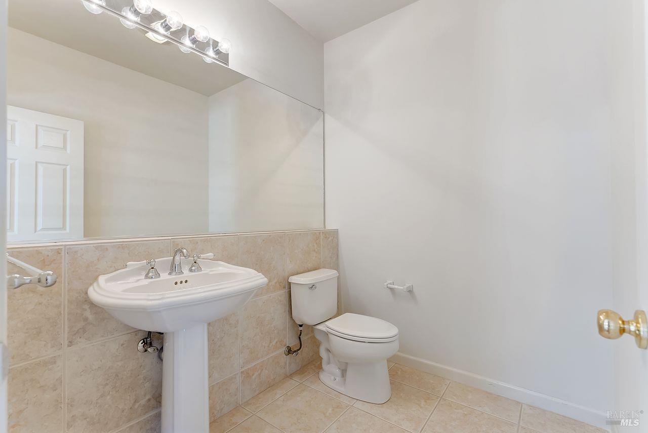 Detail Gallery Image 12 of 35 For 205 Saddle Wood Dr, Novato,  CA 94945 - 4 Beds | 3/1 Baths