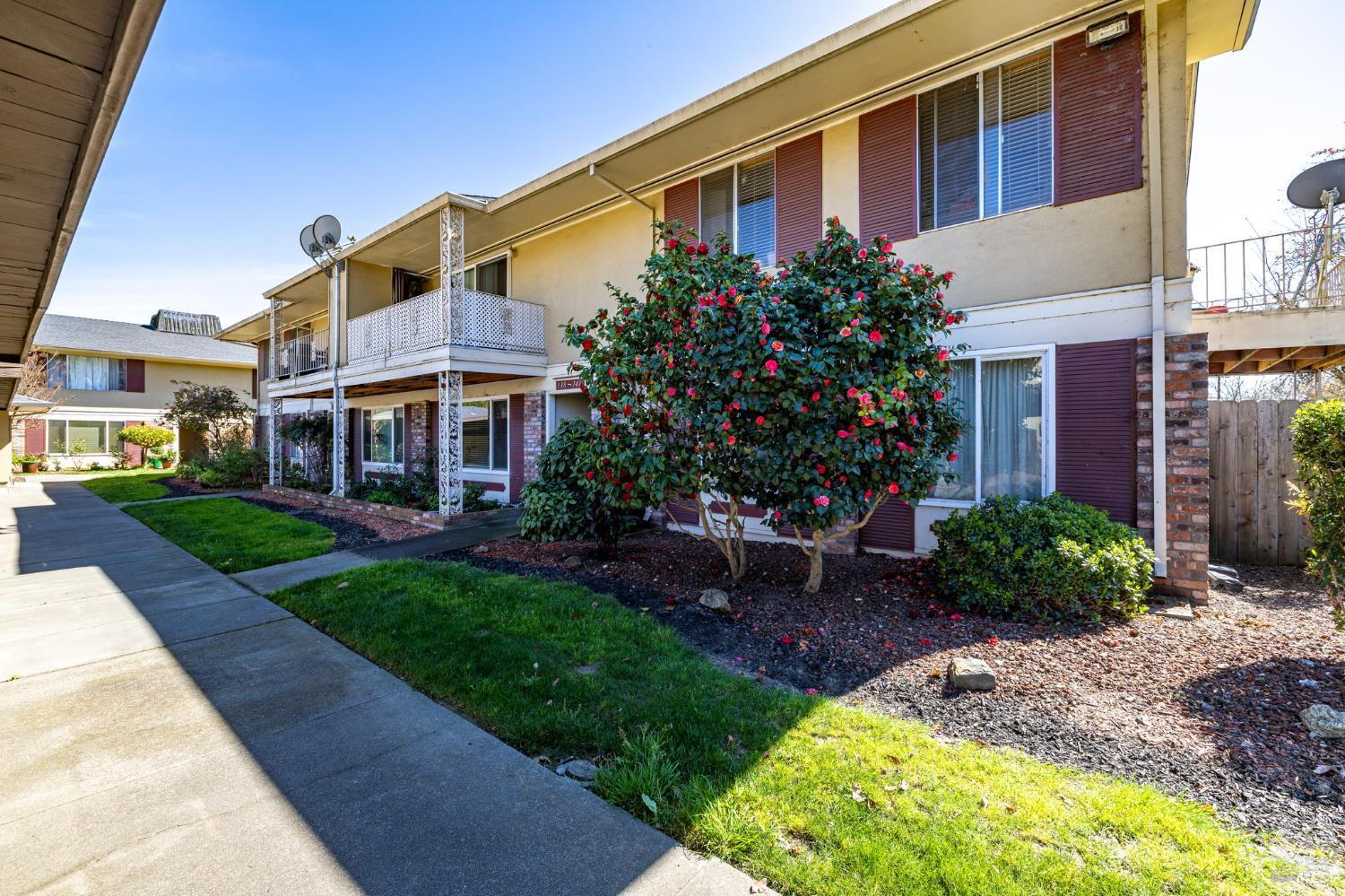 Detail Gallery Image 2 of 30 For 300 Stony Point Rd #139,  Santa Rosa,  CA 95401 - 1 Beds | 1 Baths