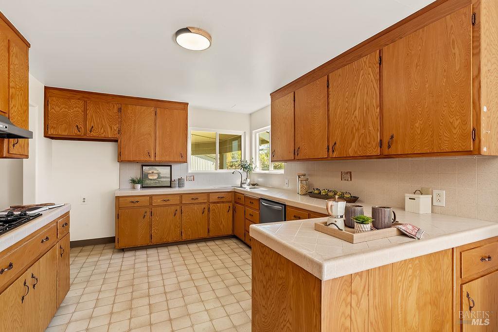 Detail Gallery Image 8 of 35 For 878 Pauline Ct, Santa Rosa,  CA 95401 - 3 Beds | 2 Baths