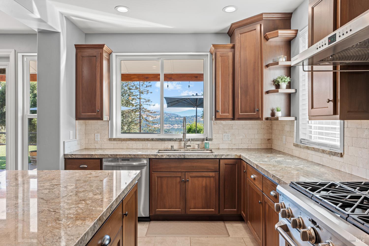 Detail Gallery Image 16 of 52 For 4561 Lake Ridge Rd, Ukiah,  CA 95482 - 4 Beds | 2/1 Baths