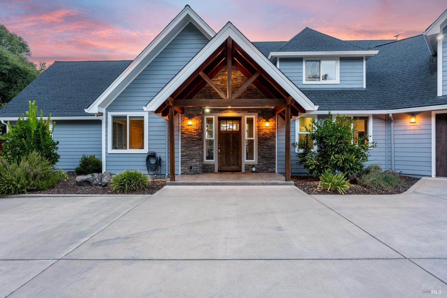 Detail Gallery Image 3 of 52 For 4561 Lake Ridge Rd, Ukiah,  CA 95482 - 4 Beds | 2/1 Baths