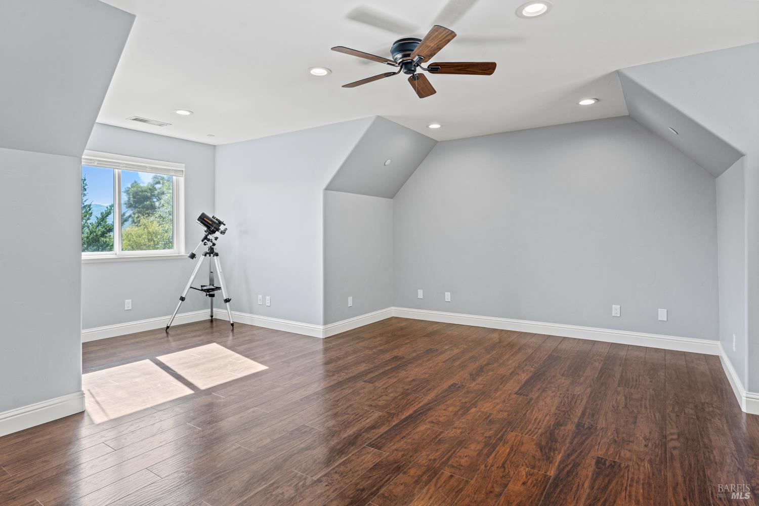 Detail Gallery Image 33 of 52 For 4561 Lake Ridge Rd, Ukiah,  CA 95482 - 4 Beds | 2/1 Baths