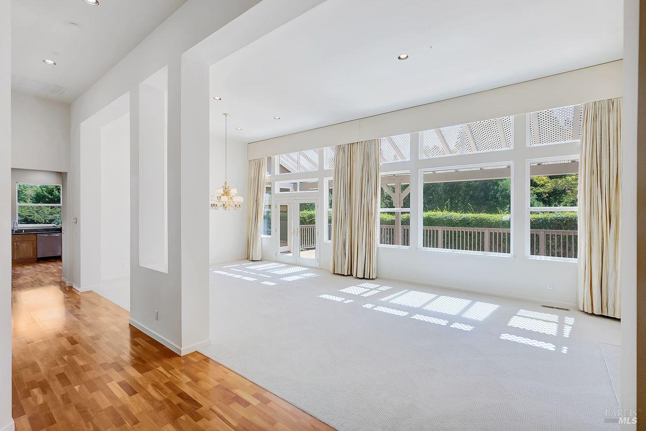 Detail Gallery Image 4 of 35 For 205 Saddle Wood Dr, Novato,  CA 94945 - 4 Beds | 3/1 Baths