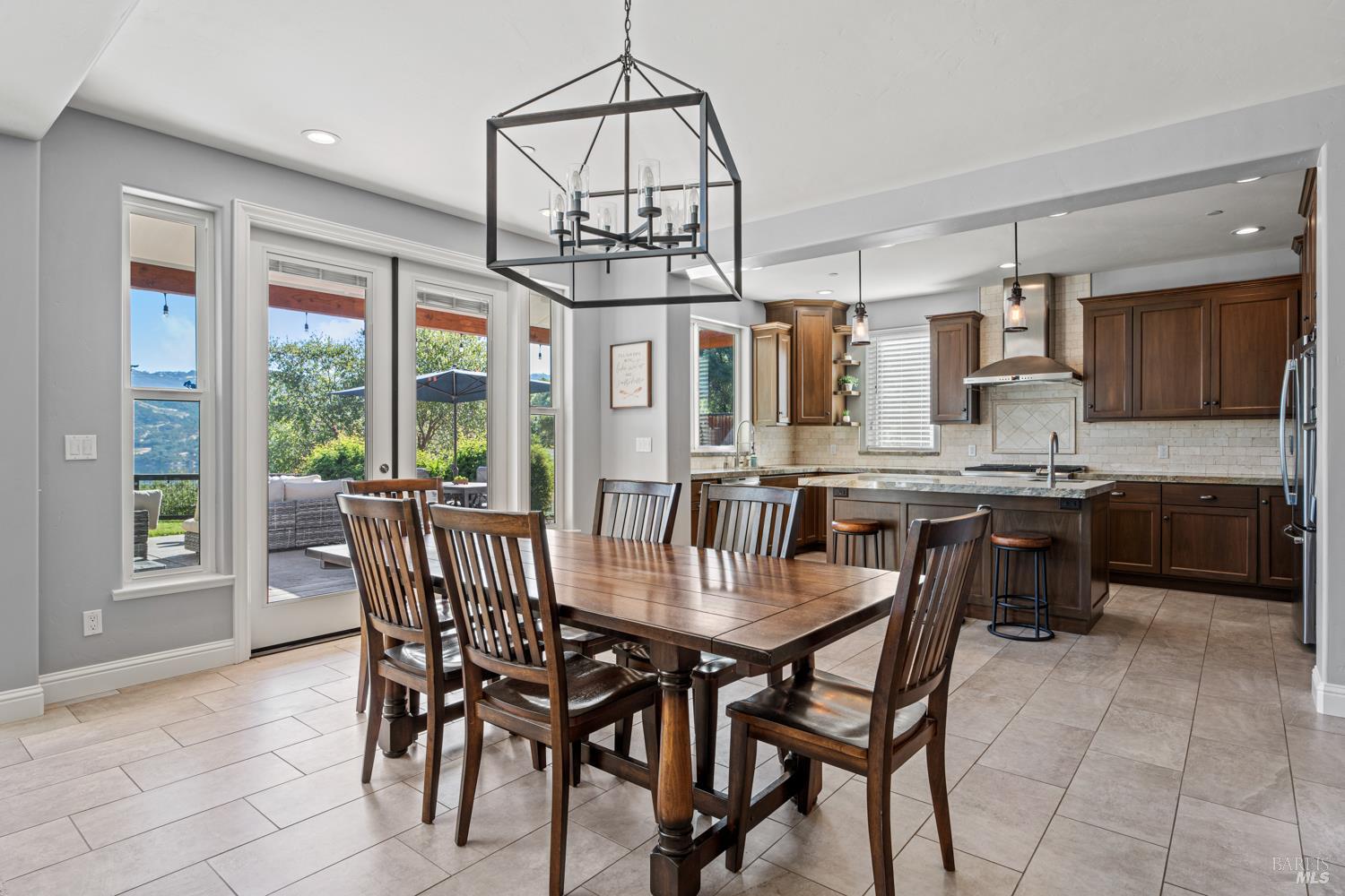 Detail Gallery Image 14 of 52 For 4561 Lake Ridge Rd, Ukiah,  CA 95482 - 4 Beds | 2/1 Baths