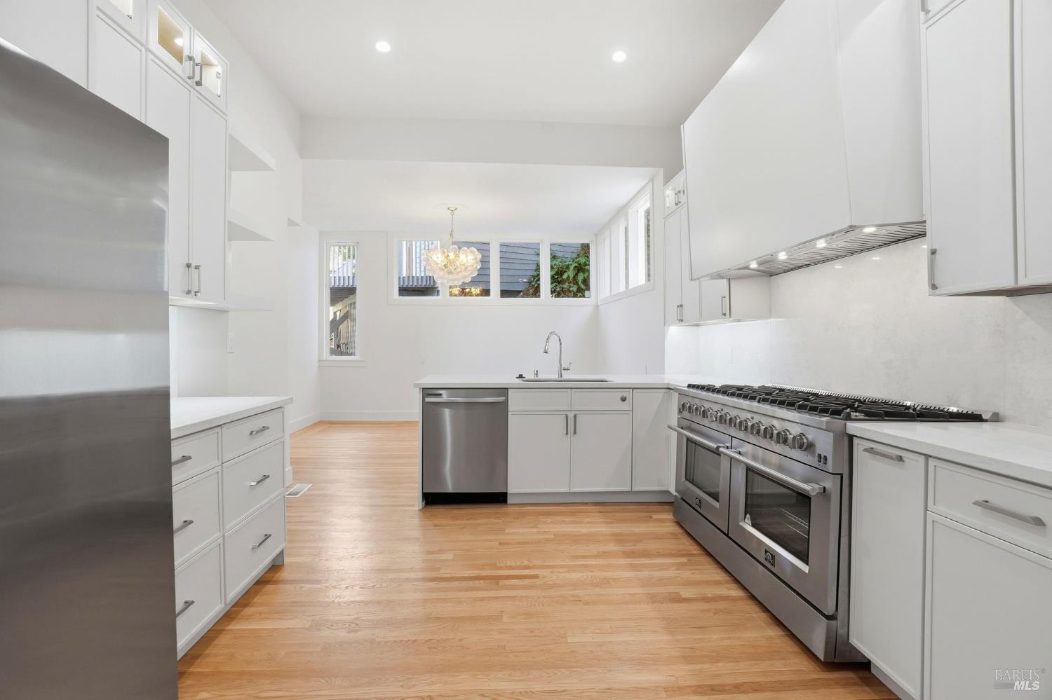 Detail Gallery Image 10 of 98 For 172 Bella Vista Ave a,  Belvedere,  CA 94920 - 4 Beds | 4/1 Baths