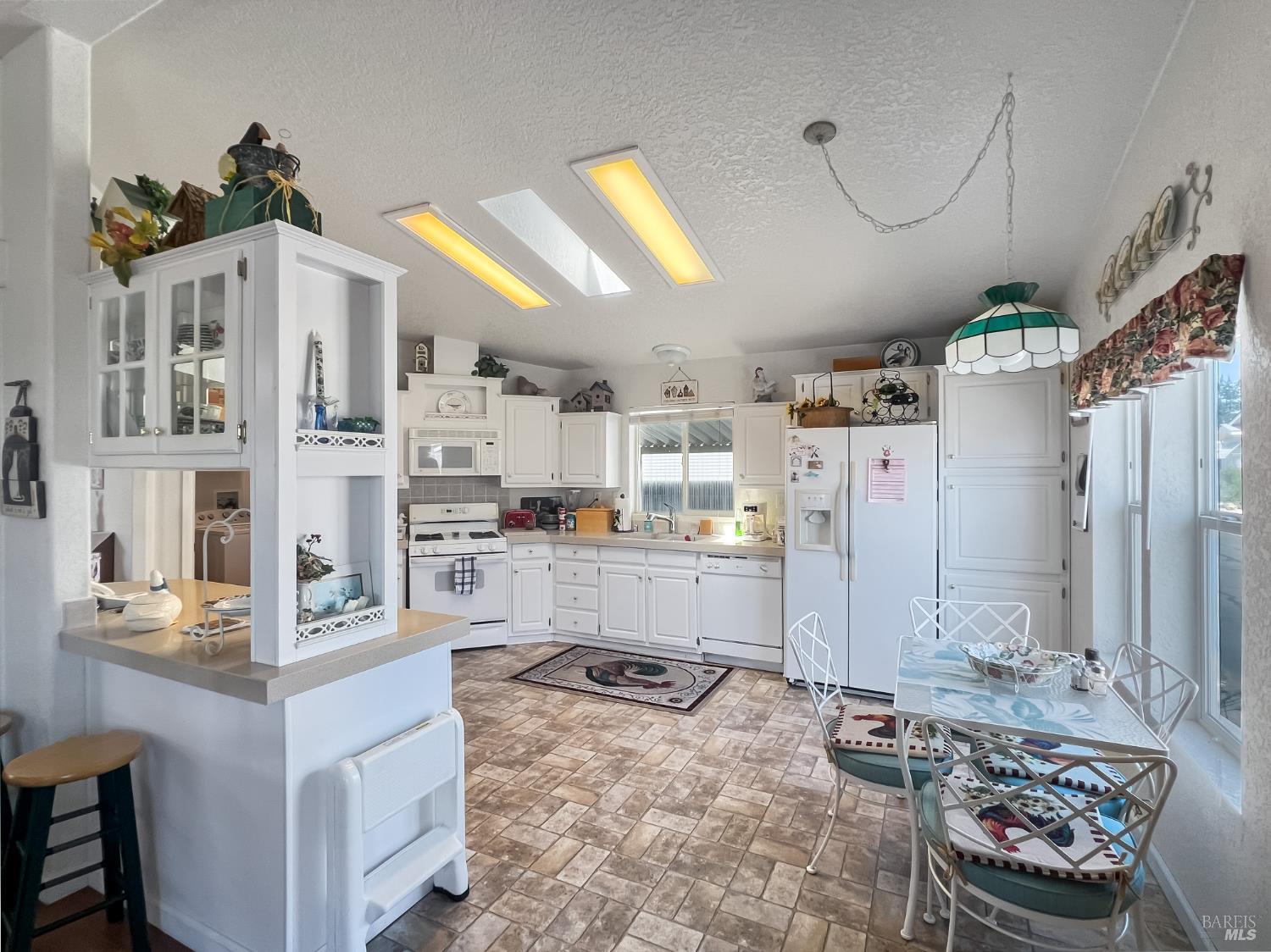 Detail Gallery Image 6 of 30 For 8169 Willow St, Windsor,  CA 95492 - 2 Beds | 2 Baths