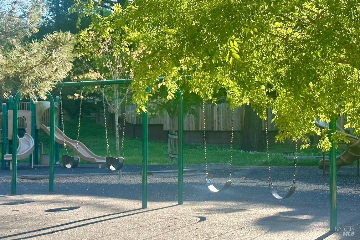 Detail Gallery Image 40 of 44 For 34 Diane Ln, Larkspur,  CA 94939 - 4 Beds | 3 Baths