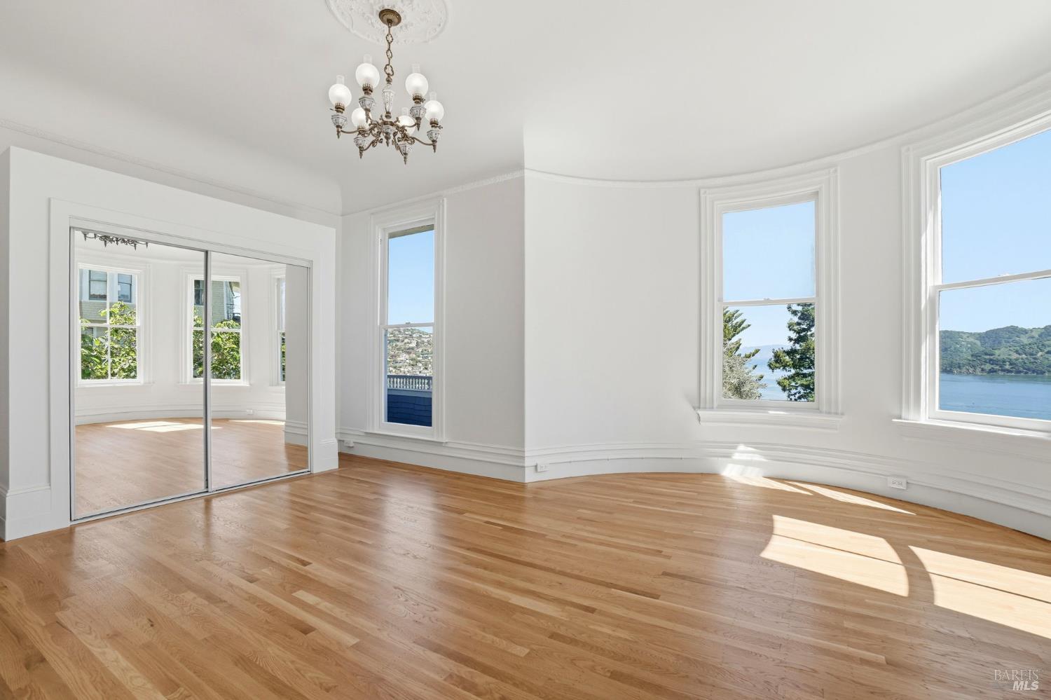 Detail Gallery Image 25 of 98 For 172 Bella Vista Ave a,  Belvedere,  CA 94920 - 4 Beds | 4/1 Baths