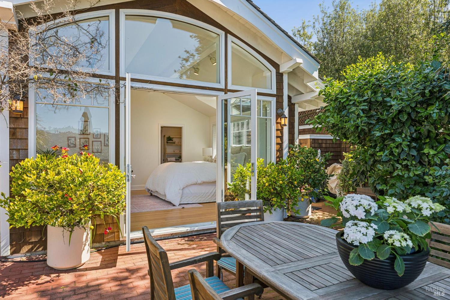 Detail Gallery Image 27 of 60 For 335 Golden Gate Ave, Belvedere,  CA 94920 - 4 Beds | 4/1 Baths