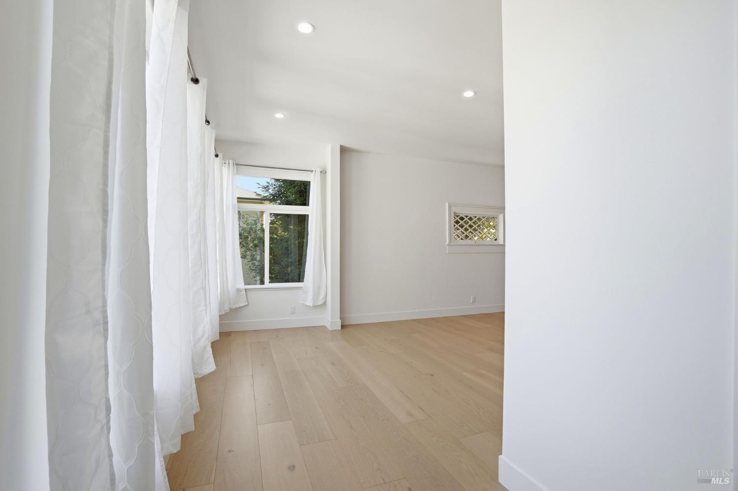 Detail Gallery Image 9 of 36 For 172 Bella Vista Ave #C,  Belvedere,  CA 94920 - 2 Beds | 2 Baths