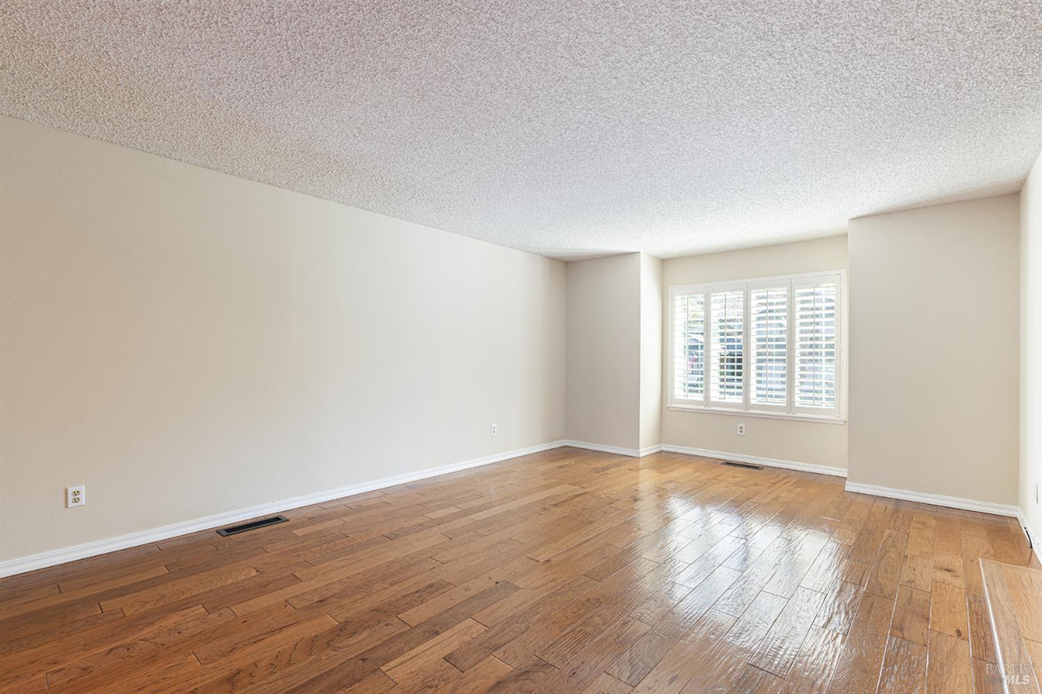 Detail Gallery Image 3 of 20 For 2183 Warwick Dr, Santa Rosa,  CA 95405 - 3 Beds | 2/1 Baths