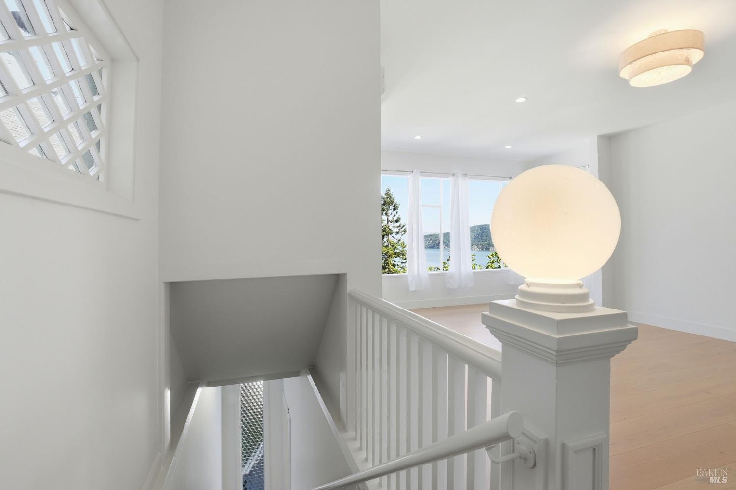 Detail Gallery Image 4 of 36 For 172 Bella Vista Ave #C,  Belvedere,  CA 94920 - 2 Beds | 2 Baths