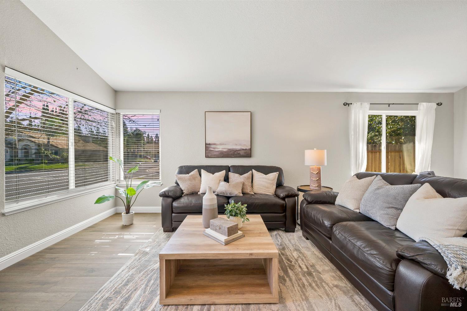 Detail Gallery Image 8 of 68 For 736 Notre Dame Dr, Vacaville,  CA 95687 - 4 Beds | 2 Baths