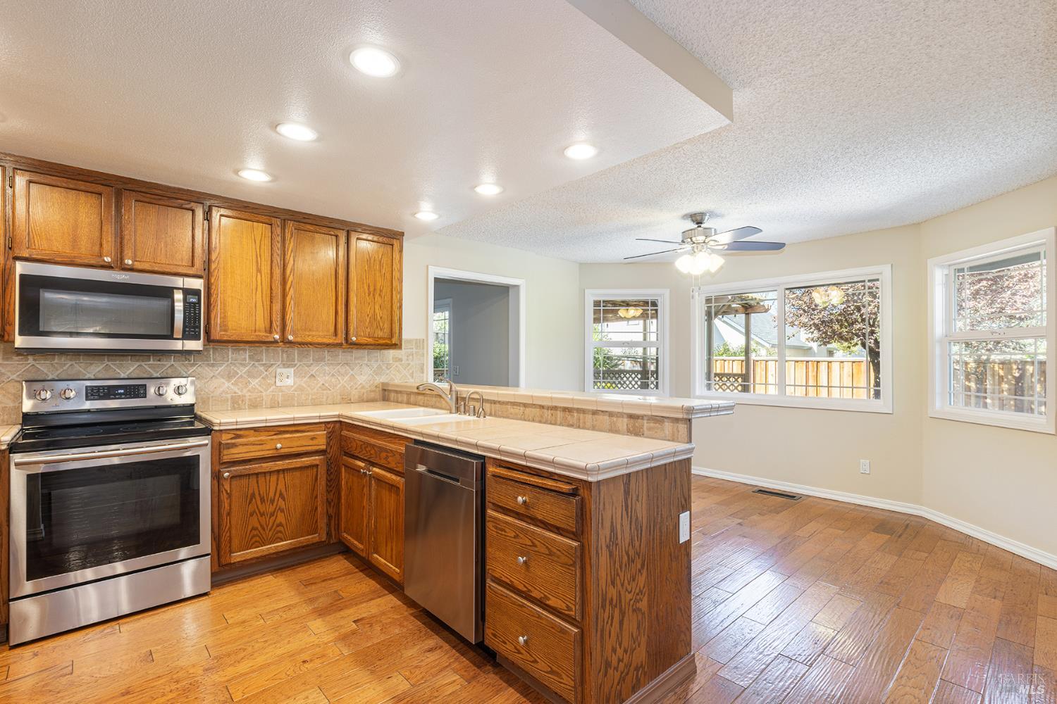 Detail Gallery Image 5 of 20 For 2183 Warwick Dr, Santa Rosa,  CA 95405 - 3 Beds | 2/1 Baths