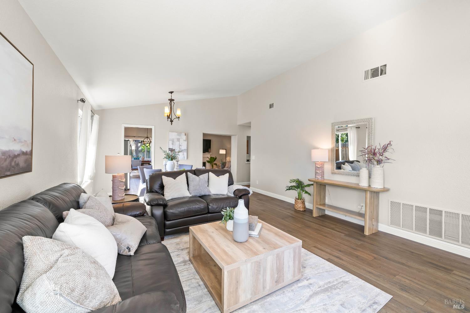 Detail Gallery Image 9 of 68 For 736 Notre Dame Dr, Vacaville,  CA 95687 - 4 Beds | 2 Baths