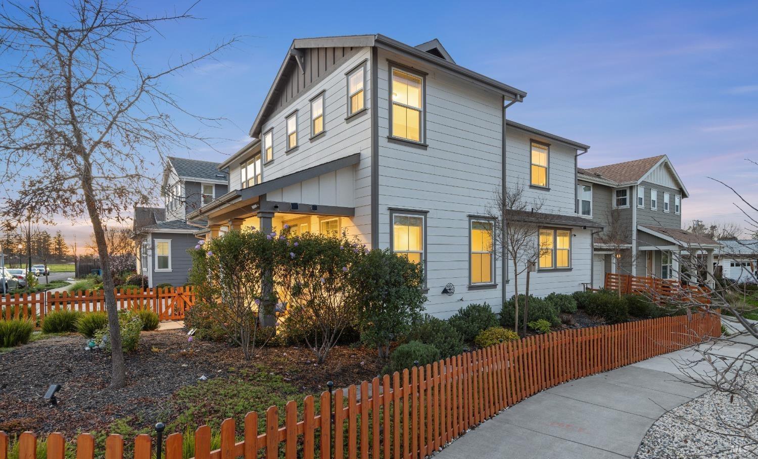 Detail Gallery Image 2 of 30 For 1747 Linden Ln, Santa Rosa,  CA 95404 - 3 Beds | 2/1 Baths