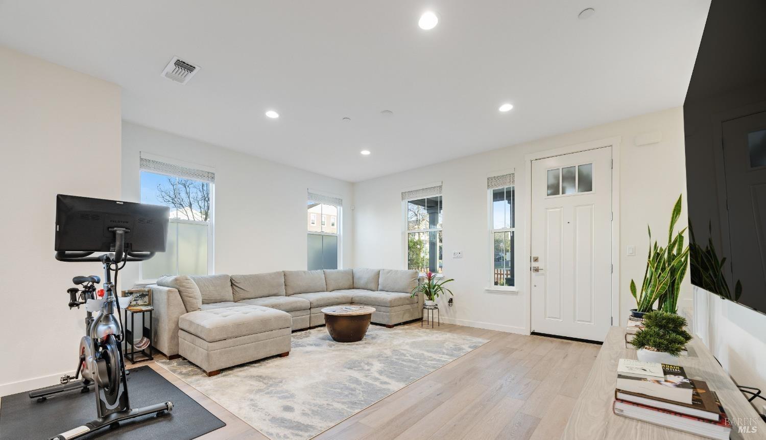 Detail Gallery Image 6 of 30 For 1747 Linden Ln, Santa Rosa,  CA 95404 - 3 Beds | 2/1 Baths