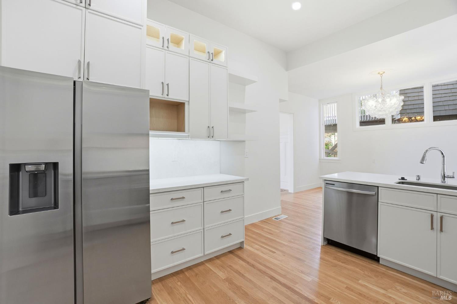 Detail Gallery Image 11 of 98 For 172 Bella Vista Ave a,  Belvedere,  CA 94920 - 4 Beds | 4/1 Baths