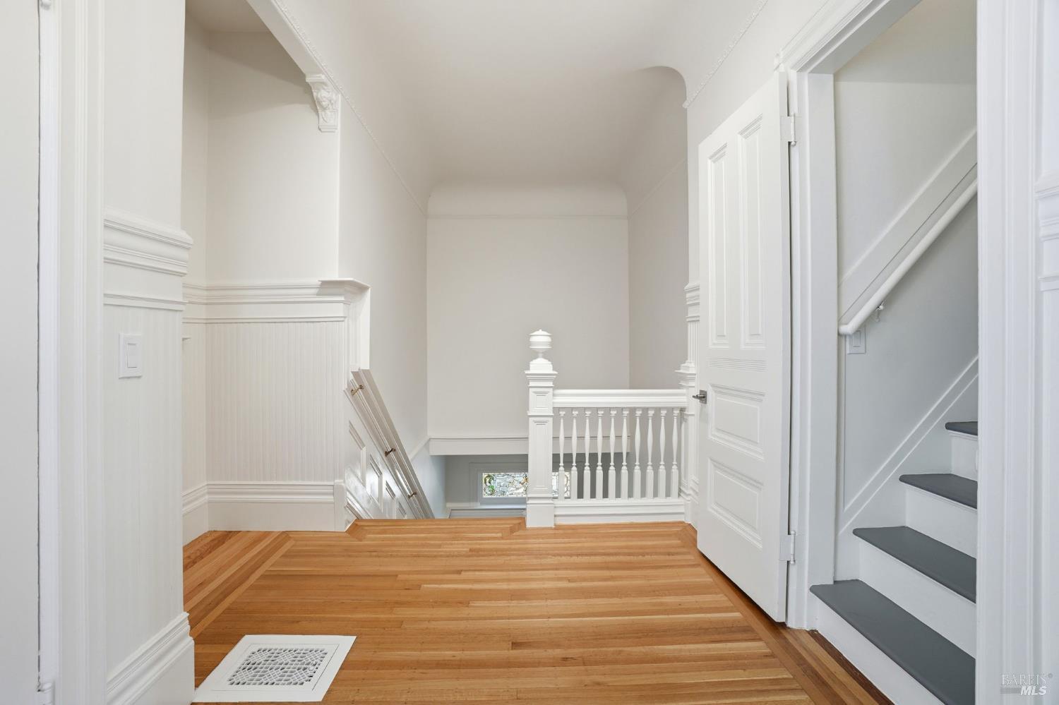 Detail Gallery Image 34 of 98 For 172 Bella Vista Ave a,  Belvedere,  CA 94920 - 4 Beds | 4/1 Baths