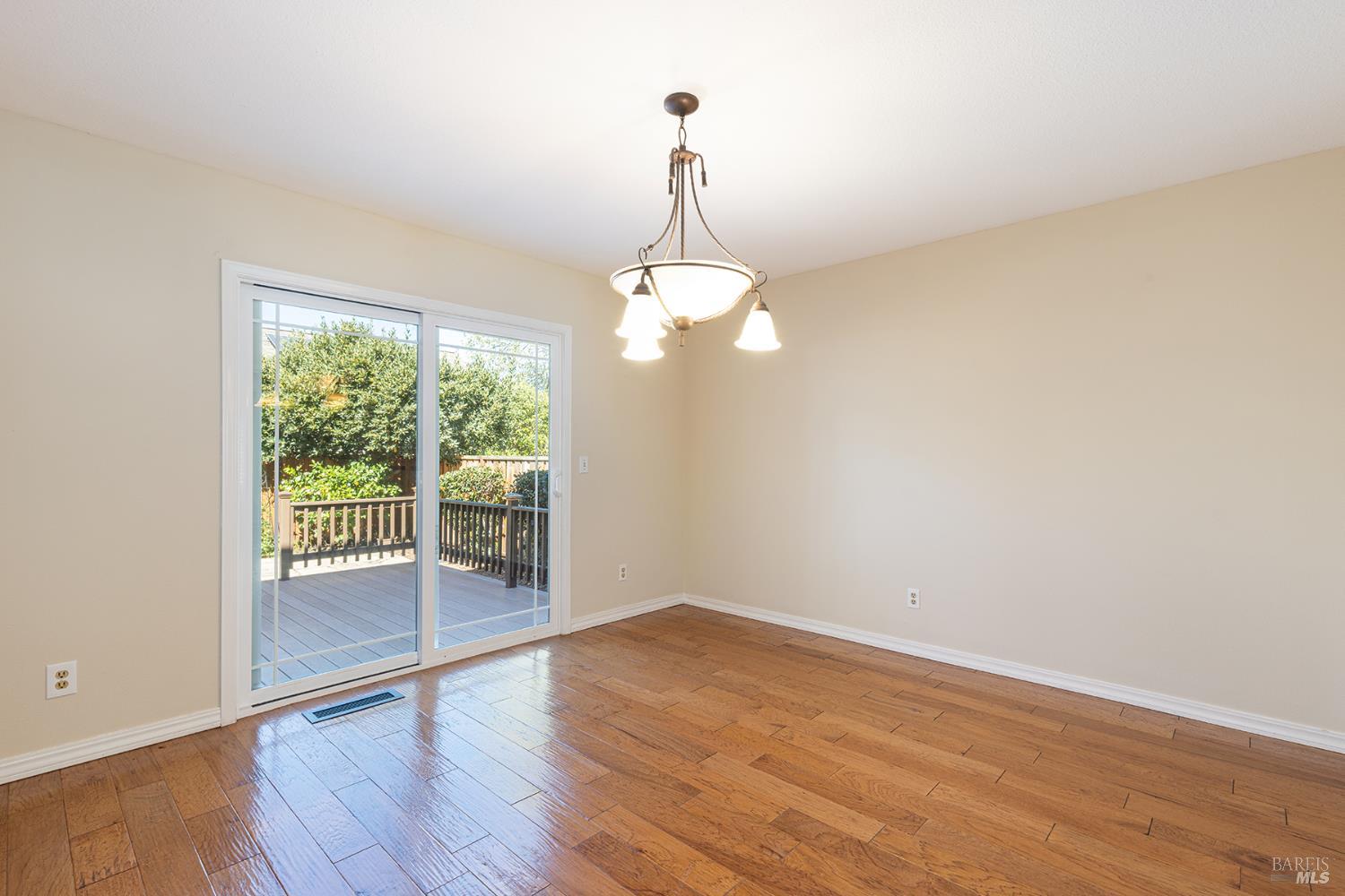 Detail Gallery Image 4 of 20 For 2183 Warwick Dr, Santa Rosa,  CA 95405 - 3 Beds | 2/1 Baths